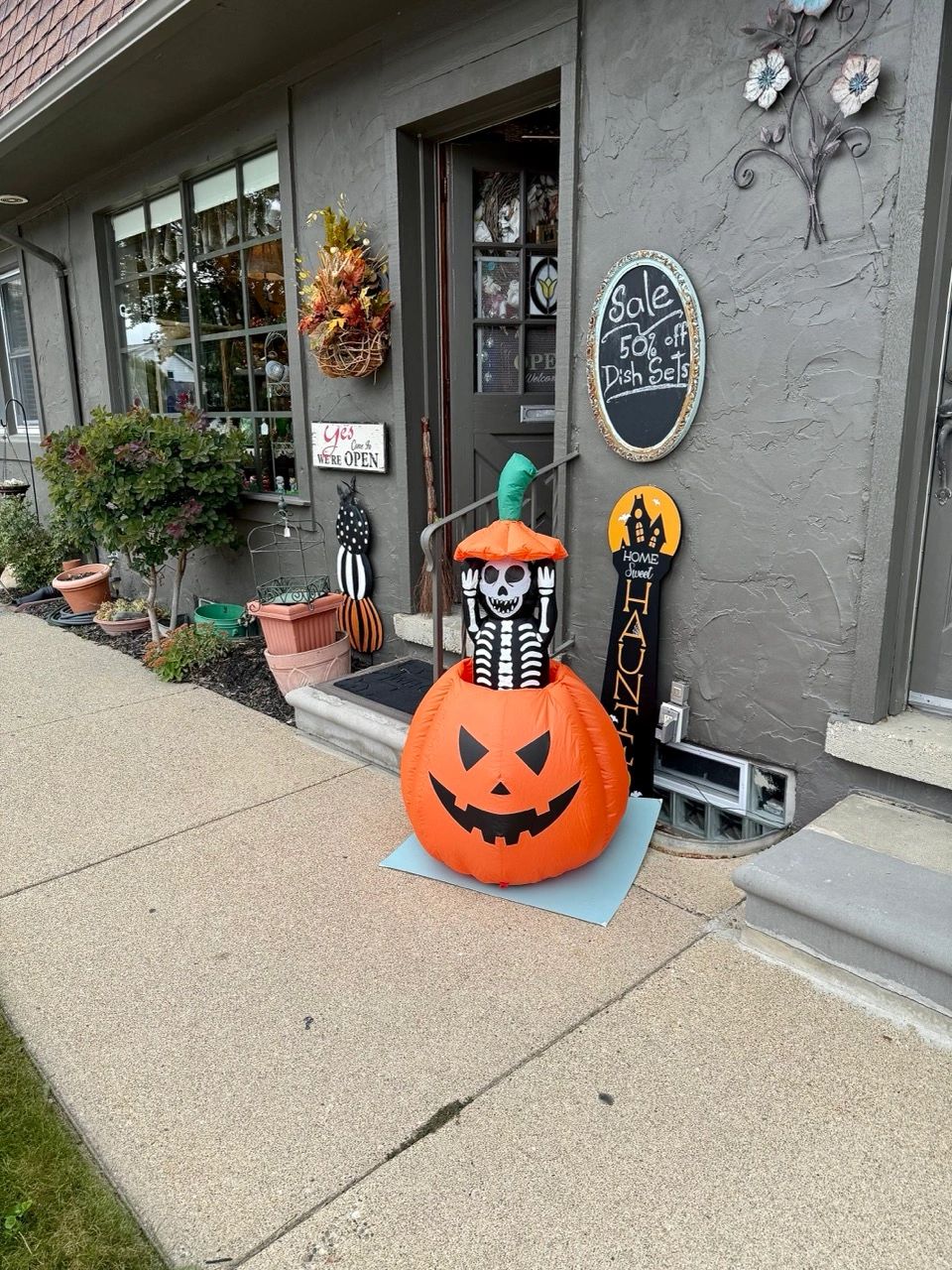 🎃 Halloween Magic at Pollyanna’s Antiques 🎃