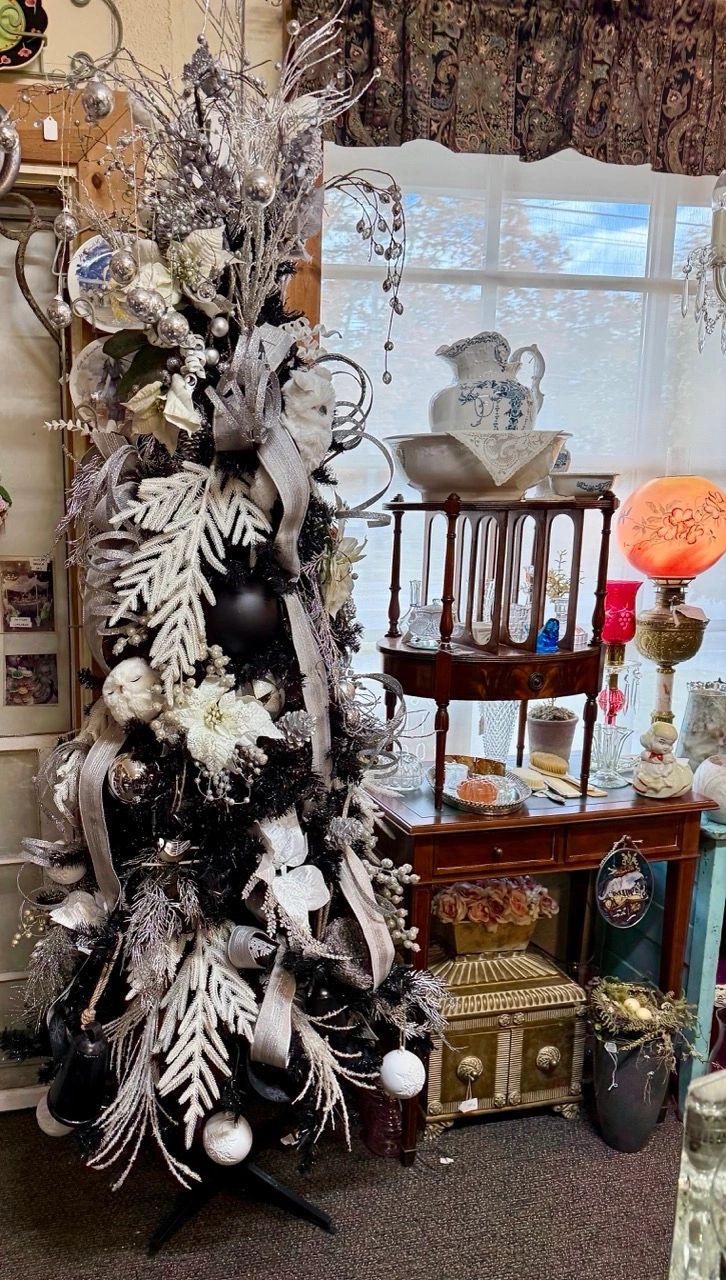 🎄 Christmas Has Arrived at Pollyanna’s Antiques!